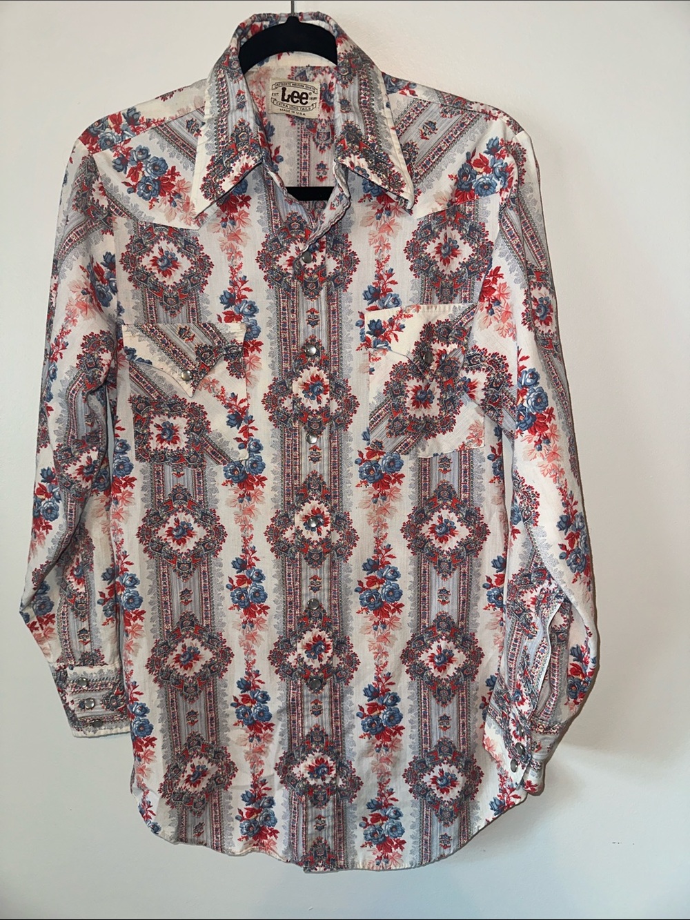 Lee White Long-Sleeve Button-Down Shirt with Red & Blue Floral Pattern